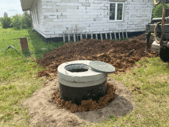 Бетонная камера рядом с домом